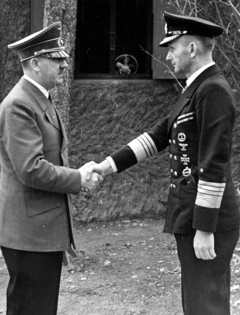 Admirał Karl Dönitz (z prawej) oczekiwał od swoich podwładnych, aby zostali niemieckimi kamikaze, taranującymi aliancką flotę inwazyjną (domena publiczna).