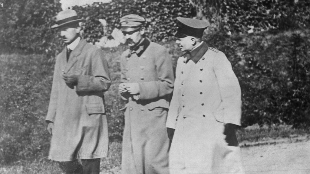 Józef Piłsudski na zdjęciu wykonanym w czasie jego internowania (domena publiczna).