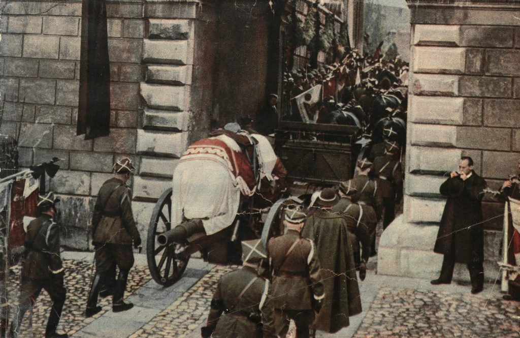  Maria zaliczyła poważną wpadkę podczas pogrzebu Józefa Piłsudskiego (domena publiczna).