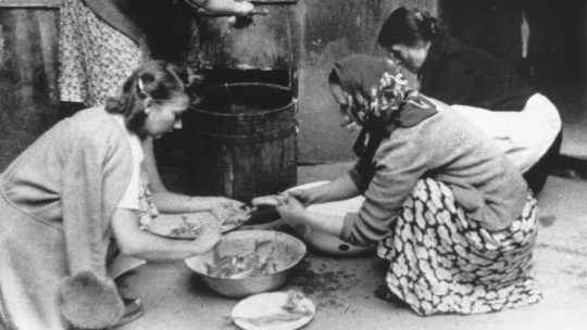 "Peżetki", czyli członkinie organizacji "Pomoc Żołnierzowi" w trakcie przygotowywania posiłku. Źródło: domena publiczna.