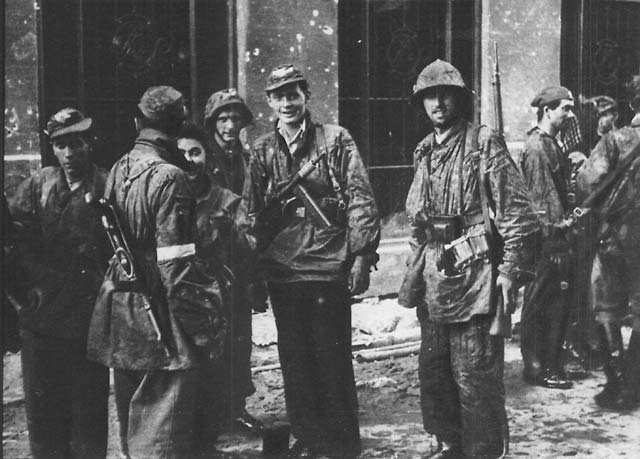 Dowództwo Armii Krajowej wiele wymagało od młodych powstańców. Na zdjęciu żołnierze Batalionu "Zośka" (Jerzy Tomaszewski/domena publiczna).