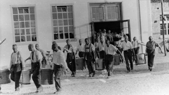 Więźniowie Dachau, 1933 rok (fot. Bundesarchiv / CC-BY-SA 3.0).