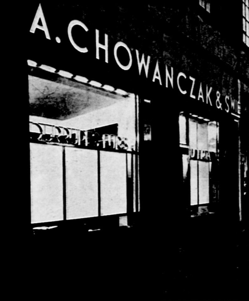 Skład futer Chowańczaka spłonął już w pierwszych dniach Powstania. Na zdjęciu z początku lat 30. widoczna elewacja od strony Krakowskiego Przedmieścia (domena publiczna).