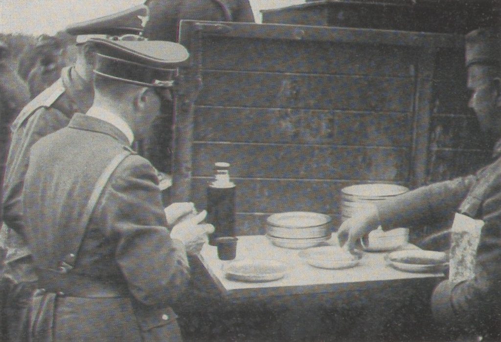 Fuhrer dzieli się jedzeniem z żołnierzami