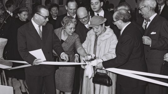 Helena Rubinstein na otwarciu galerii jej imienia w Muzeum w Tel Awiwie, 1959 rok (fot. Fritz Cohen/domena publiczna).