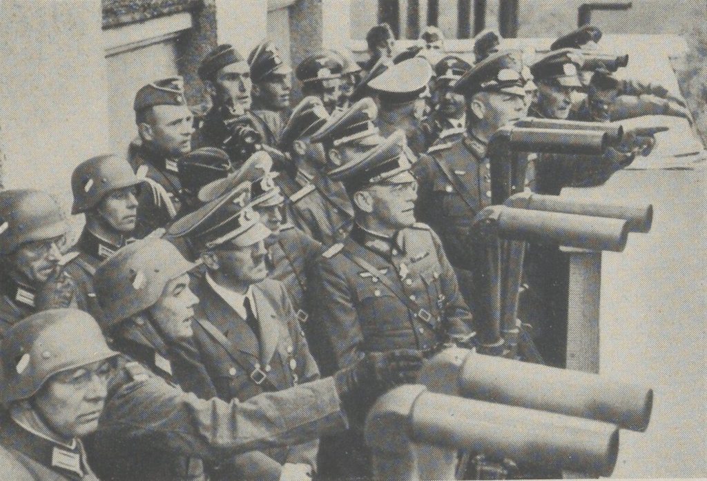 Hitler obserwuje oblężenie Warszawy