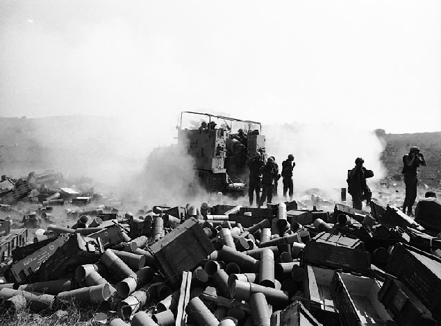 Izraelskie wojsko prowadzi ostrzał artyleryjski. Wojna Jom Kippur, 1 października 1973 (domena publiczna).