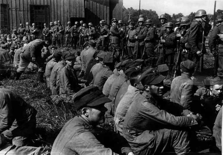 Polscy żołnierze wzięci do niewoli po zakończeniu walk o Westerplatte (domena publiczna).