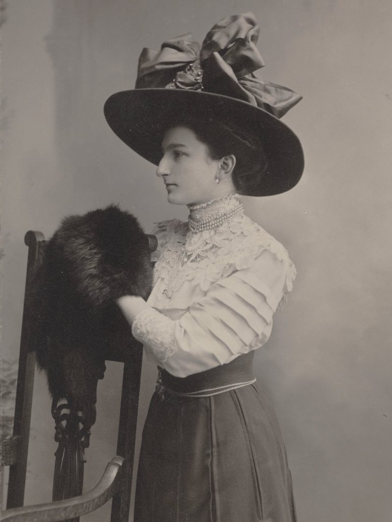 Na przełomie XIX i XX wieku w garderobie żadnej modnej kobiety nie mogło zabraknąć futer oraz dodatków wykonany z naturalnych skór (domena publiczna).