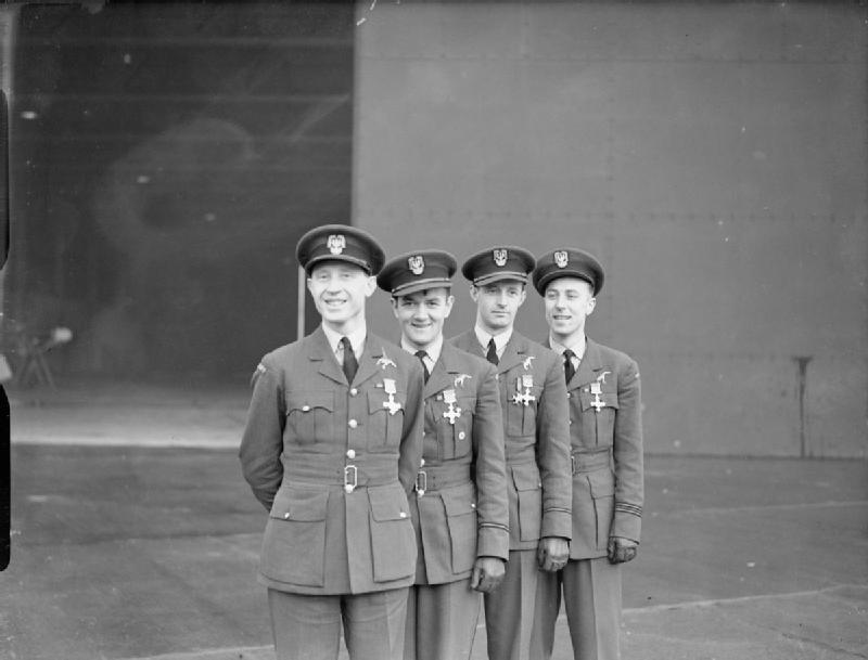 Lotnicy Dywizjonu 303 odznaczeni brytyjskim krzyżem Distinguished Flying Cross. Pierwszy z lewej Witold Urbanowicz