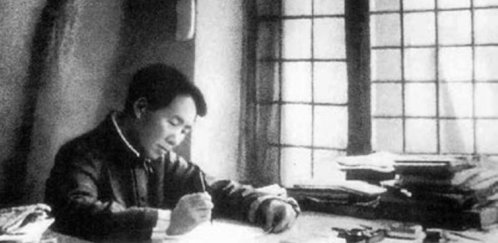 Mao jeszcze przed przejęciem władzy w Chinach wzbudzał ogromne zainteresowanie. Zdjęcie z 1938 roku (fot. domena publiczna).