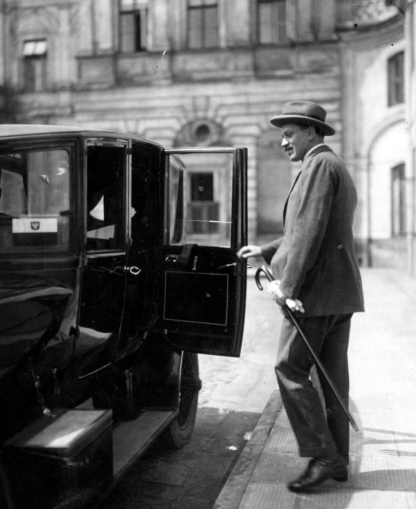 Minister spraw zagranicznych Aleksander Skrzyński wsiada do samochodu osobowego. 1925 rok (domena publiczna)