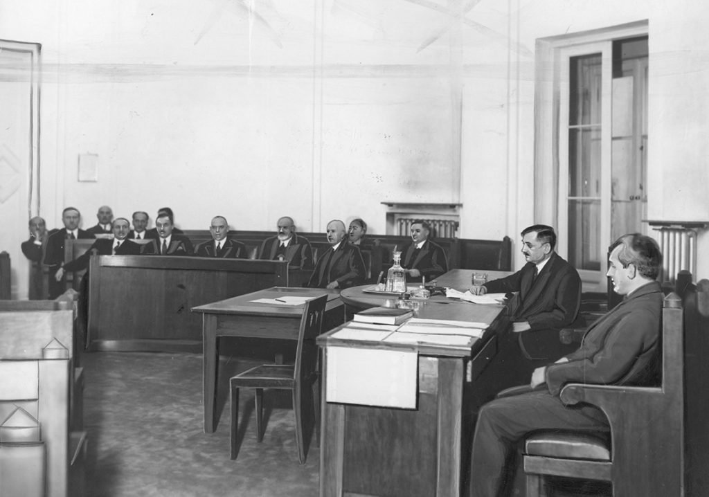  Posiedzenie komisji budżetowej Sejmu pod przewodnictwem posła Władysława Byrki. Fotografia Ilustrowanego Kuryera Codziennego z 1932 roku.