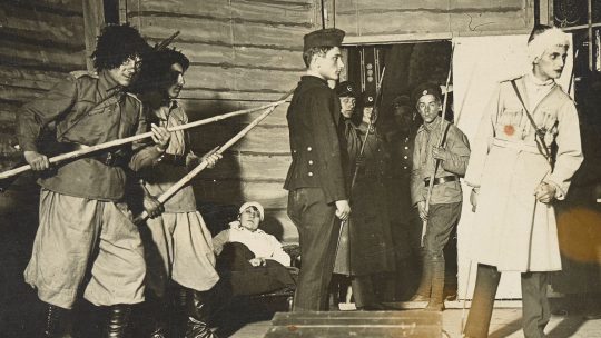 Przedstawienie dla rekrutów zorganizowane przez 1. pułk szwoleżerów w latach 30. XX wieku. Tematyka to rzecz jasna walki z wojny polsko-bolszewickiej