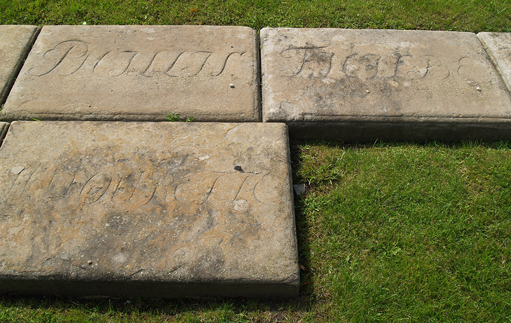 Płyty nagrobne na cmentarzu dla psów Fryderyka II Wielkiego