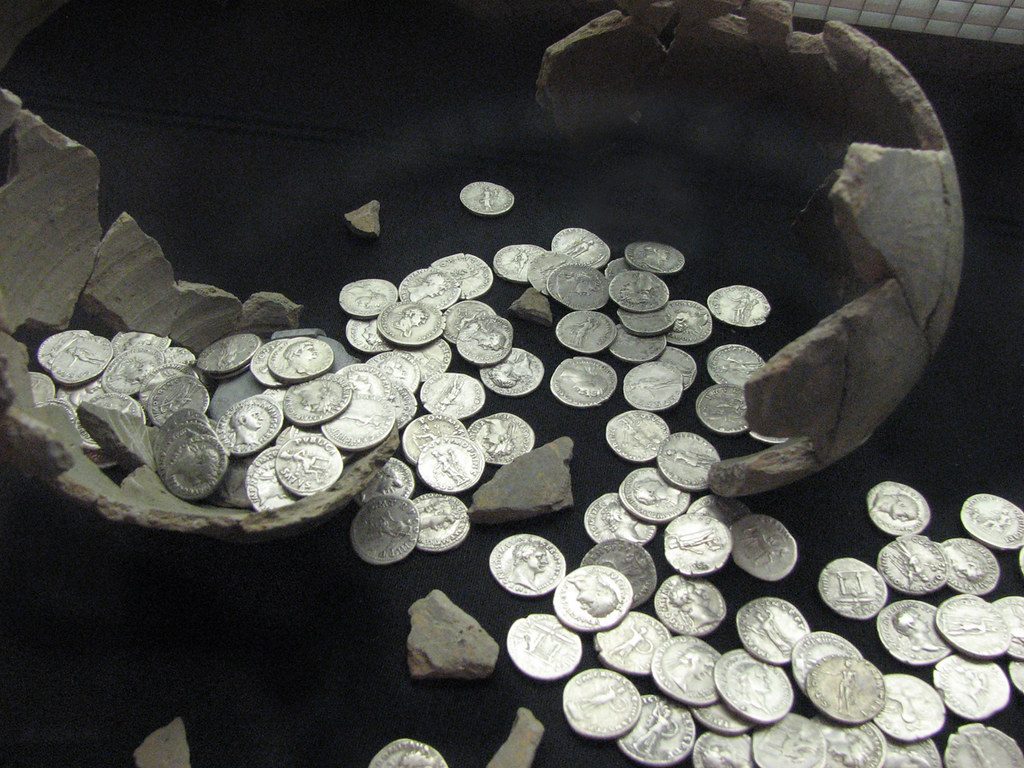 Rzymskie monety z I-II w. n.e. odkryte w okolicach Caerwent w Walii (fot. Helen in Wales, lic. CC-BY-SA 2,0).