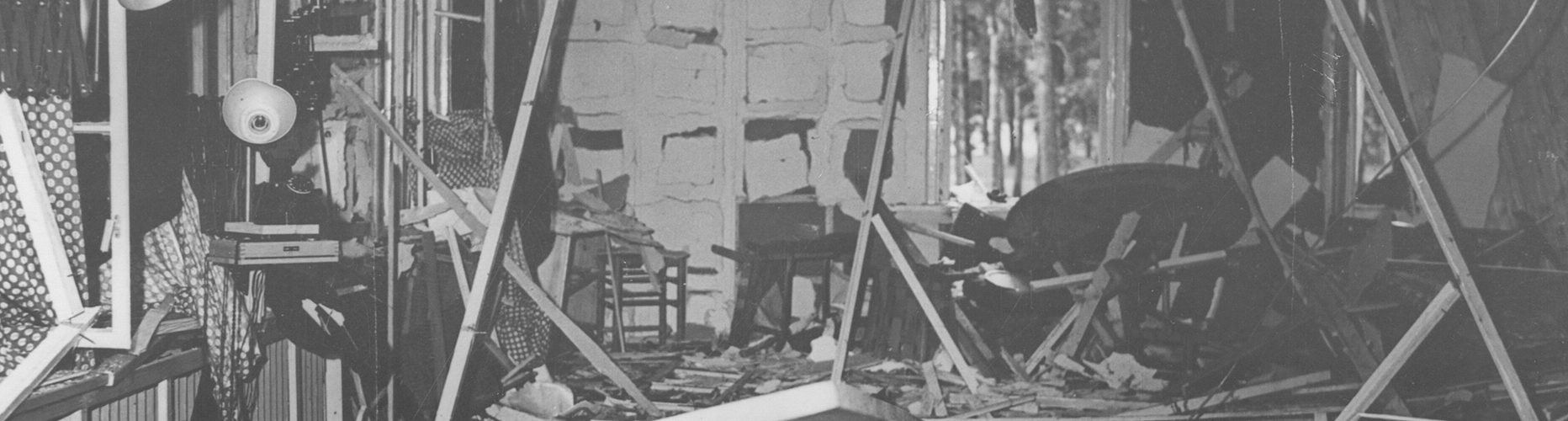 Skutki zamachu z 20 lipca 1944. Zniszczone pomieszczenie, w którym próbowano zgładzić Hitlera