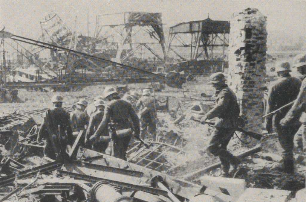 Niemcy przeprowadzili dwa szturmy na Westerplatte. Na zdjęciu niemieccy żołnierze w ruinach Wojskowej Składnicy Tranzytowej po jej kapitulacji (domena publiczna).