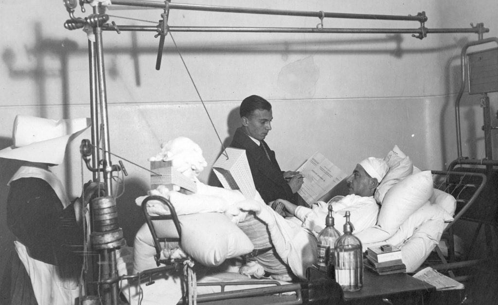 Chory ze szpitala Dzieciątka Jezus w Warszawie. Fotografia z 1931 roku.
