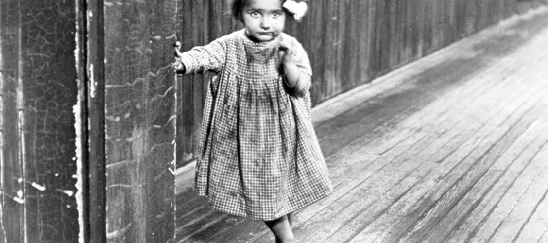 Fotografia Lewisa H. Hine'a zatytułowana: "Mała sierota Anne w zakładzie w Pittsburghu". Zdjęcie z 1909 roku