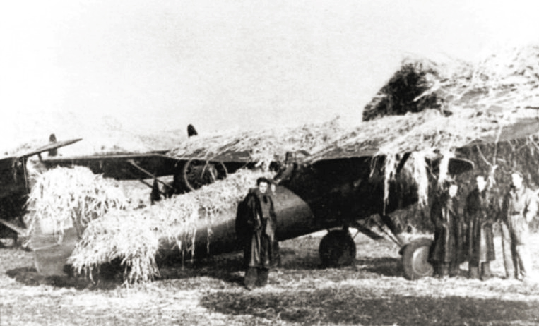 Samoloty PZL P.11c na lotnisku polowym. Zdjęcie z września 1939 roku.