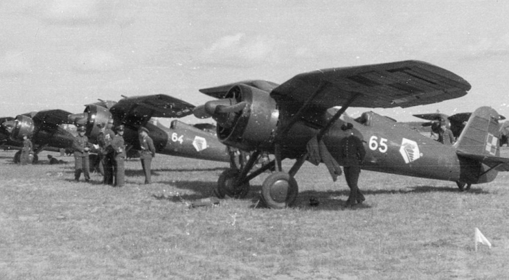Piloci 4 Pułku Lotniczego z Torunia, w którym służył Stanisław Skalski. Zdjęcie z książki "Czarne krzyże nad Polską" (materiały prasowe).
