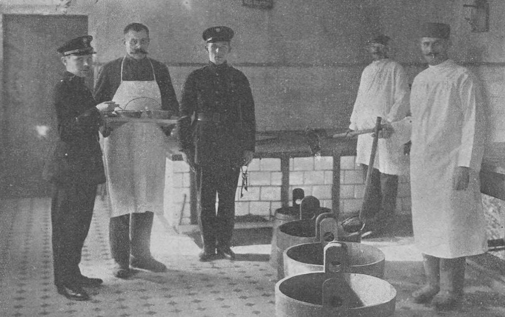 Próba obiadu dla osadzonych w kuchni radomskiego więzienia. Lata 20. XX wieku.