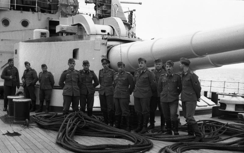 Załoga pancernika „Schleswig-Holstein” w 1939 roku na tle jednego z dział okrętowych.