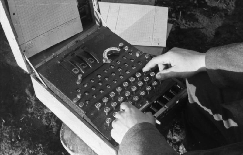 Kryptolodzy tłumaczyli, że we wrześniu 1939 roku brakowało przechwyconych niemieckich depesz. Na zdjęciu maszyny szyfrujące Enigma (domena publiczna).