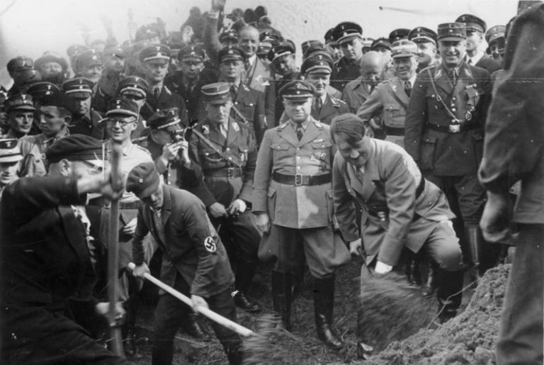 Polityka Niemiecka Wobec Ziem Okupowanych Gospodarka III Rzeszy. Hitler doprowadził Niemcy na krawędź bankructwa