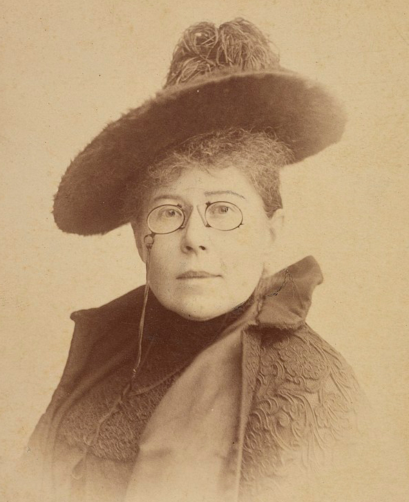 Maria Konopnicka na-fotografii z około 1897 roku (domena publiczna).