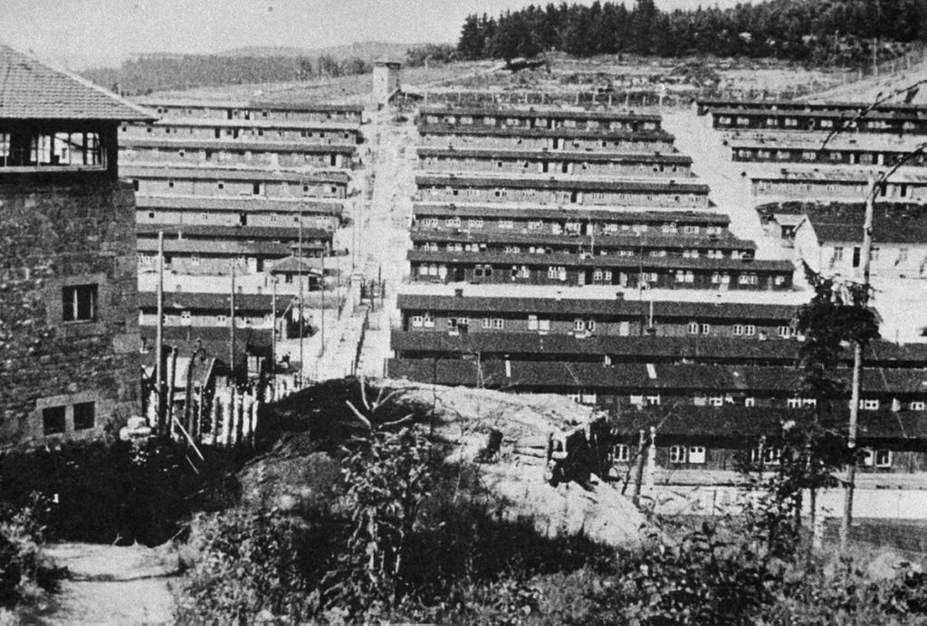 Obóz w Flossenbürgu na zdjęciu wykonanym po wyzwoleniu (domena publiczna).