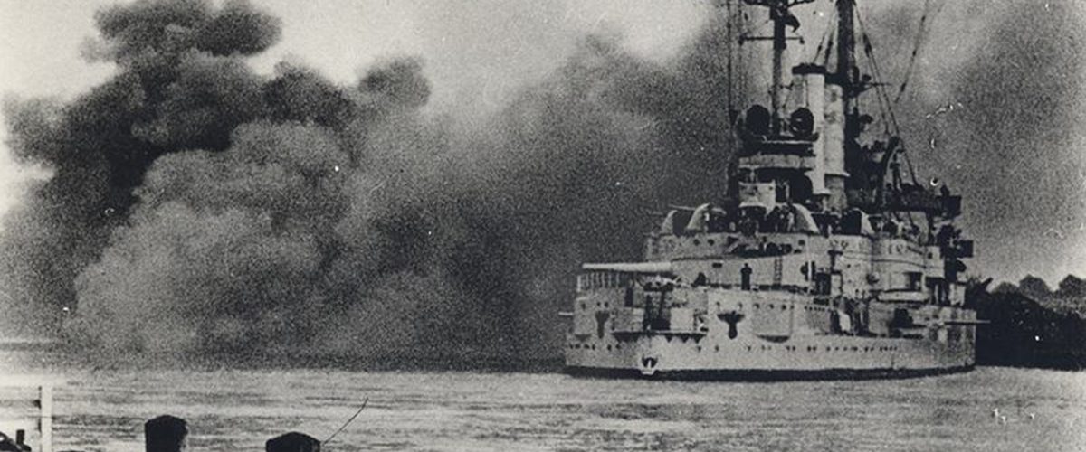 Pancernik "Schleswig-Holstein" ostrzeliwuje Westerplatte.