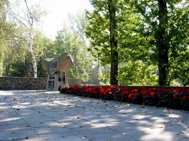 Pomnik upamiętniający ofiary niemieckiego obozu koncentracyjnego w Jaworznie (HanzoHattori/domena publiczna).