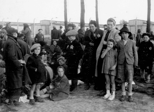 Wiele kobiet i dzieci od razu po przybyciu do Auschwitz kierowano do komór gazowych (fot. domena publiczna)
