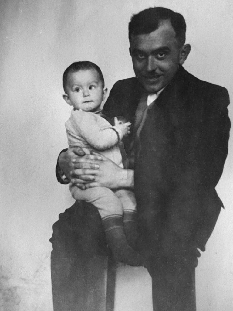 Florianem Budniak z córeczką Ewą. Zdjęcie z książki Tajemnica z Auschwitz (archiwum prywatne/materiały prasowe).