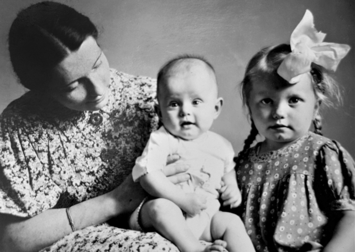 Stefa z córeczkami Ewą i Basią. Zdjęcie z książki Tajemnica Auschwitz (archiwum prywatne/materiały prasowe).
