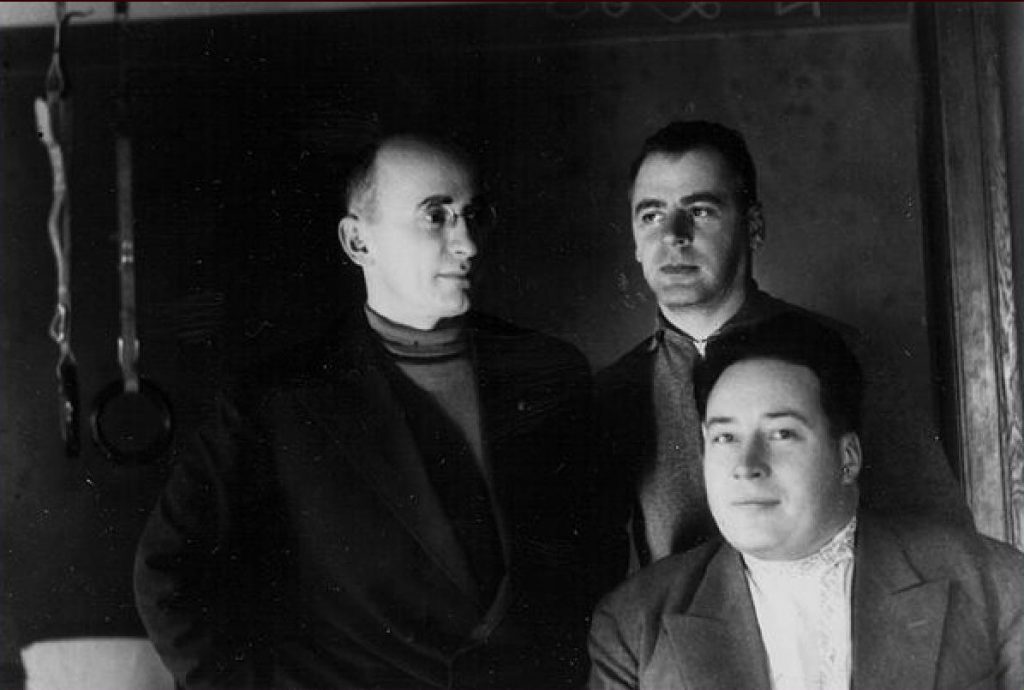 Beria i Mierkułow (stoi po prawej) na zdjęciu z 1934 roku (domena publiczna).