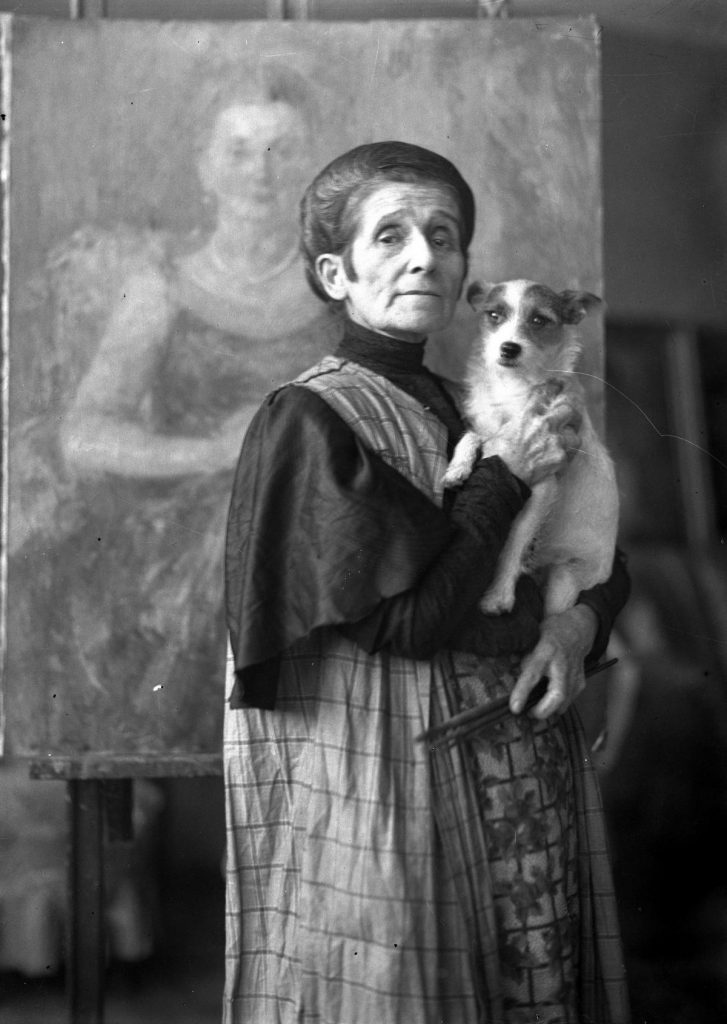 Olga Boznańska w swojej paryskiej pracowni. 1930 rok (domena publiczna).