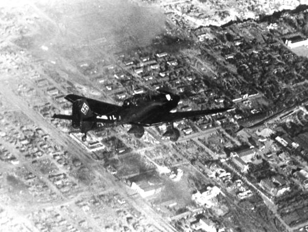 Junkers Ju 87 nad Stalingradem (Bundesarchiv,/CC-BY-SA 3.0).