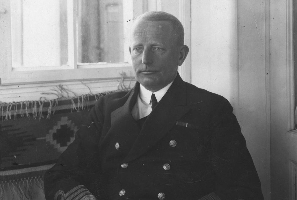 Kontradmirał  Józef Unrug (na zdjęciu jeszcze jako komandor) rozkazał wysadzić Kłoczkowskiego w neutralnym porcie (domena publiczna).