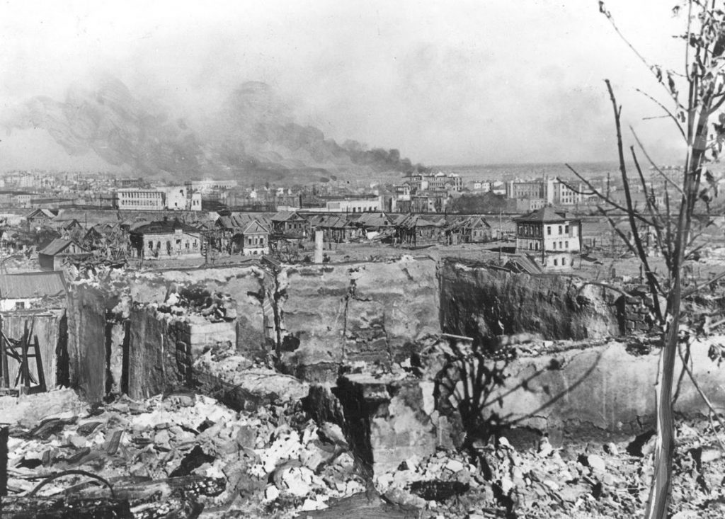 Panorama zrujnowanego Stalingradu. Zdjęcie z października 1942 roku (domena publiczna).