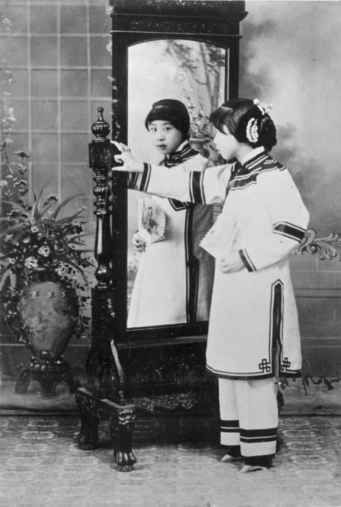 Młoda Chinka w tradycyjnym stroju i ze skrępowanymi stopami (Bundesarchiv, Bild 116-127-075 / CC-BY-SA 3.0).