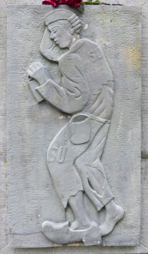 Fragment pomnika w Wolfsburgu przedstawiający radzieckiego jeńca wojennego z literami „SU”. Właśnie tak oznaczano ich w Auschwitz-Birkenau (Kirchenfan/domena publiczna).