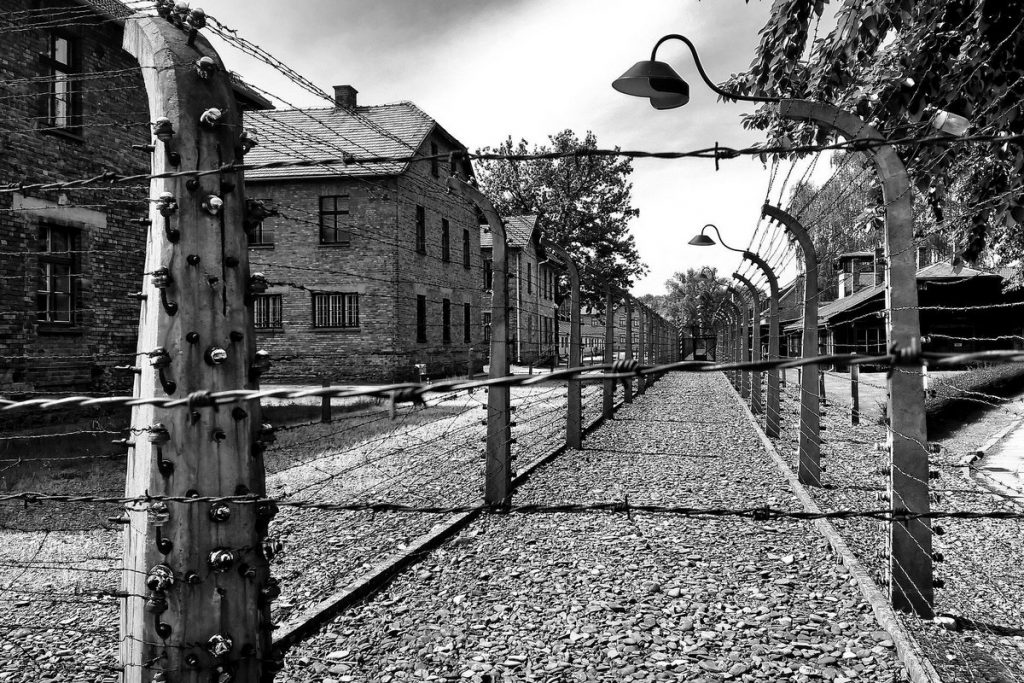 Oprawcy w Auschwitz czerpali dziką przyjemność ze znęcania się nad więźniami (JohnOndreasz/domena publiczna).