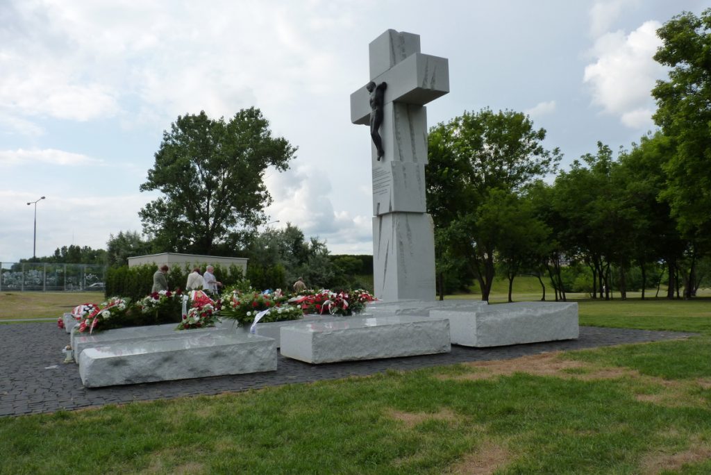 Warszawski pomnik upamiętniający ofiary rzezi wołyńskiej (Apilek/CC BY-SA 3.0).