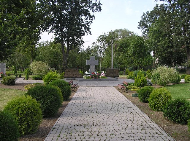 Pomnik pamięci Ukraińców zamordowanych w Pawłokomie 3 marca 1945 (LTD200/CC BY 2.5).