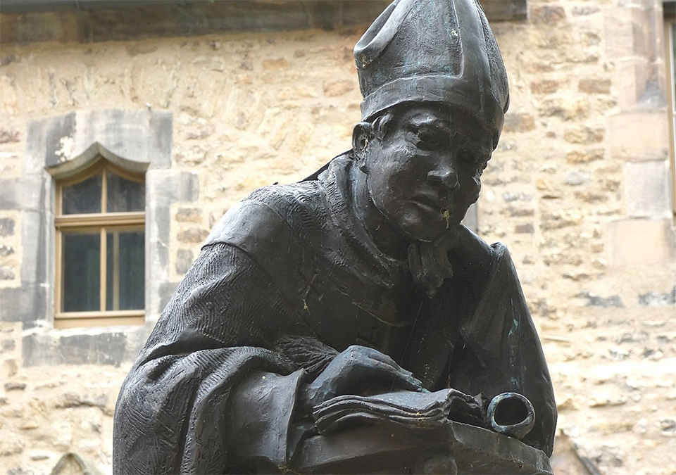 Posąg kronikarz Thietmara w Merseburgu. Rzeźba współczesna (fot. Catatine; lic. CC-BY-SA 4,0).
