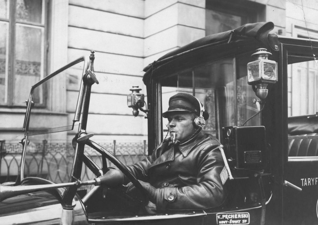 Od 1939 roku warszawscy taksówkarze mieli przechodzić płukanie żołądka w razie, gdyby zaistniało podejrzenie, że są pod wpływem (domena publiczna).