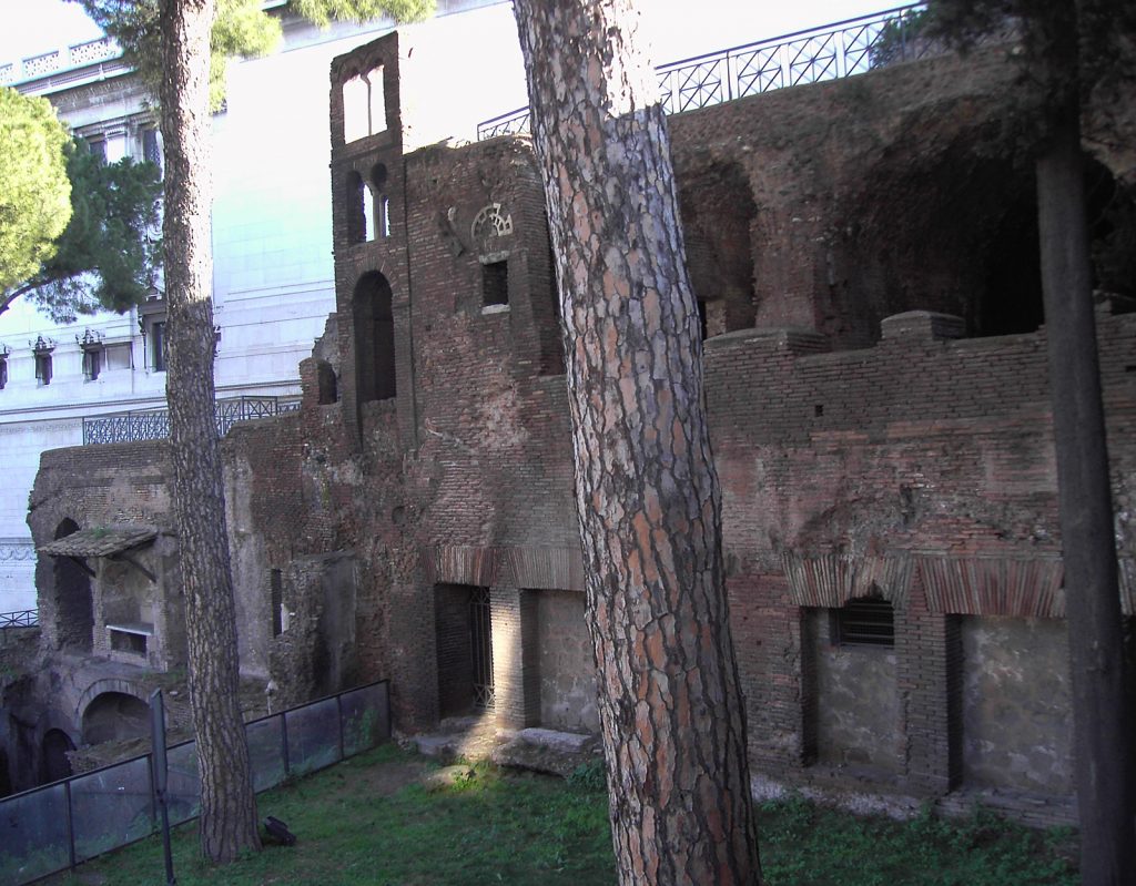 Wyższe piętra zachowanej rzymskiej insuli przy Piazza Venezia (fot. Lalupa, lic. CC-BY-SA 4,0). 